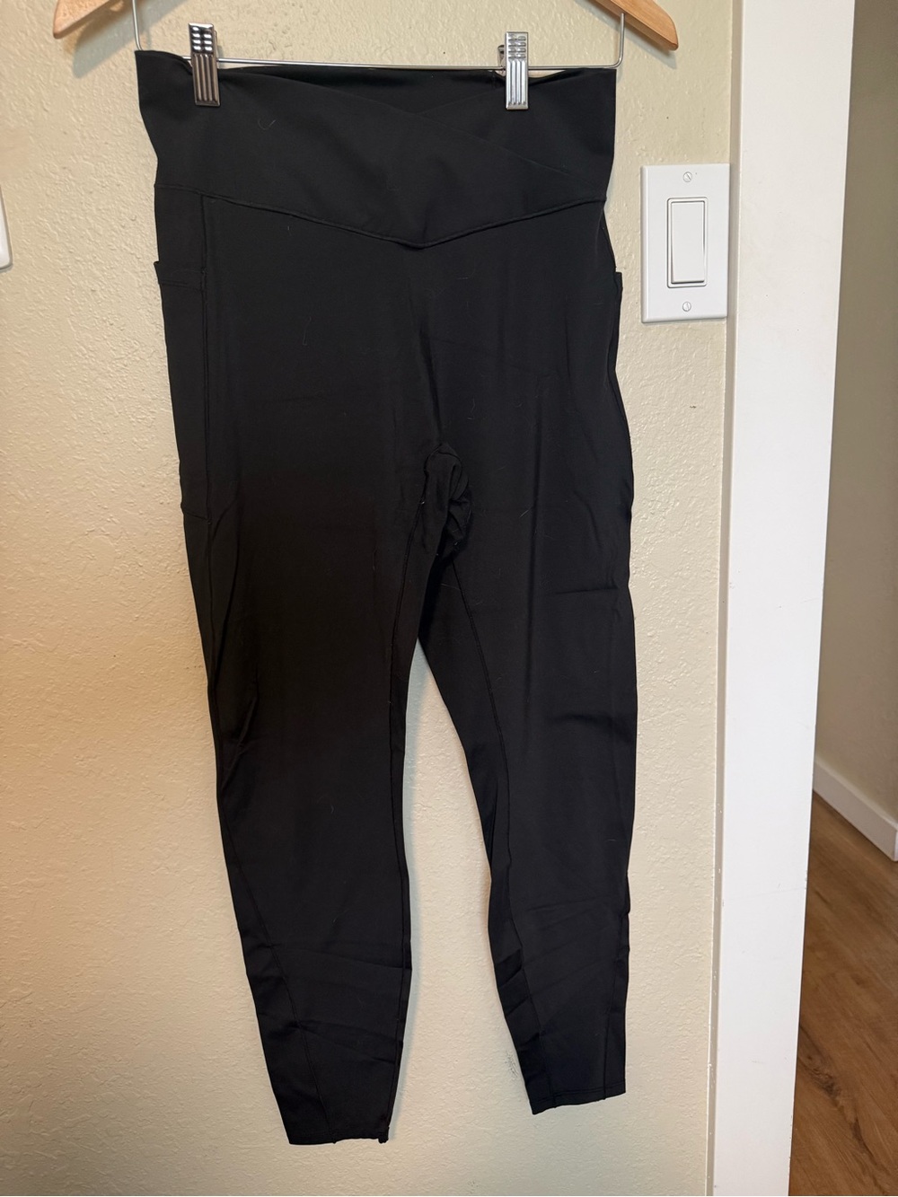 Workout leggings with side pocket